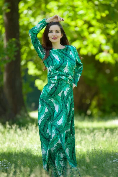 Junge Frau Langen Grünen Kleid Garten — Stockfoto