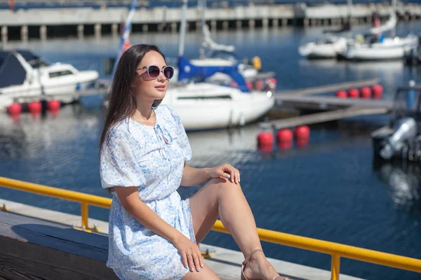 Jovem Menina Bonita Vestido Posando Livre — Fotografia de Stock