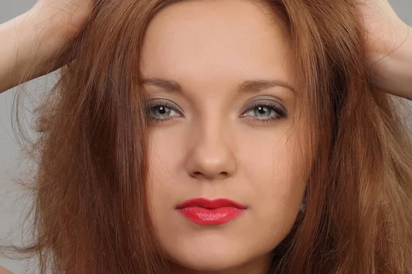 Retrato Uma Jovem Bela Mulher Com Cabelo Vermelho — Fotografia de Stock