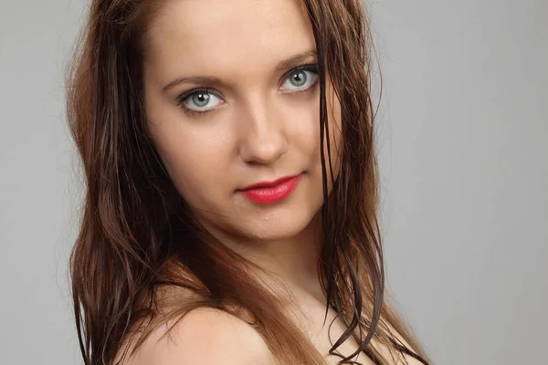 Retrato Uma Jovem Bela Mulher Com Cabelo Vermelho — Fotografia de Stock