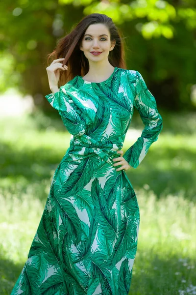 Młoda Kobieta Długiej Zielonej Sukience Ogrodzie — Zdjęcie stockowe