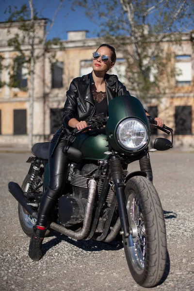 Байкер Молодая Красавица Мотоцикле — стоковое фото