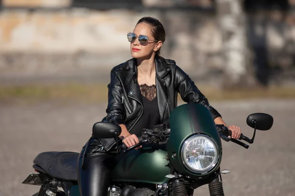 Biker Jeune Beauté Fille Sur Une Moto — Photo