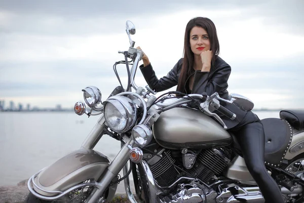 Biker Fiatal Szépség Lány Egy Motorkerékpár — Stock Fotó