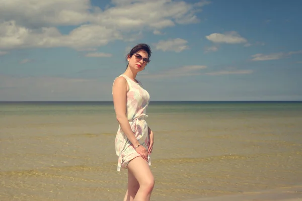 Deniz Kenarında Yaz Elbisesi Içinde Mutlu Bir Kız — Stok fotoğraf