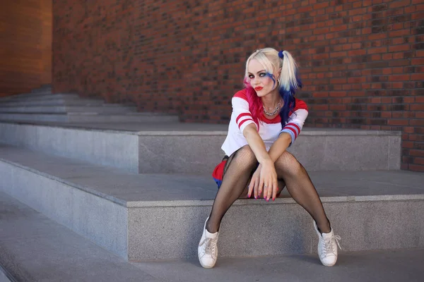 Cosplayer Blonbie Fille Avec Costume Harley Quinn — Photo