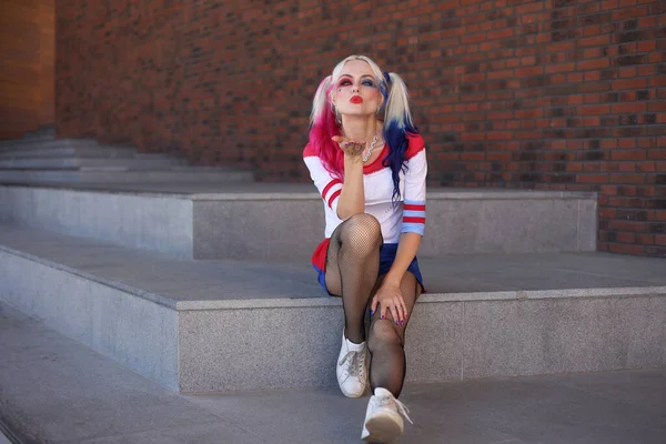 Kostümcü Sarışın Kız Harley Quinn Kostümlü — Stok fotoğraf