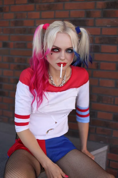 Cosplayer Blonbie Fille Avec Costume Harley Quinn — Photo