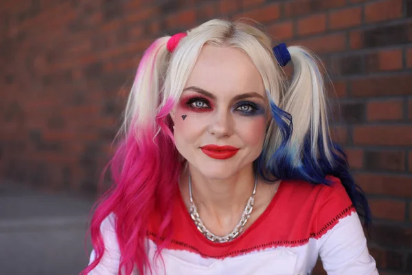 Cosplayer Blonbie Fille Avec Costume Harley Quinn — Photo