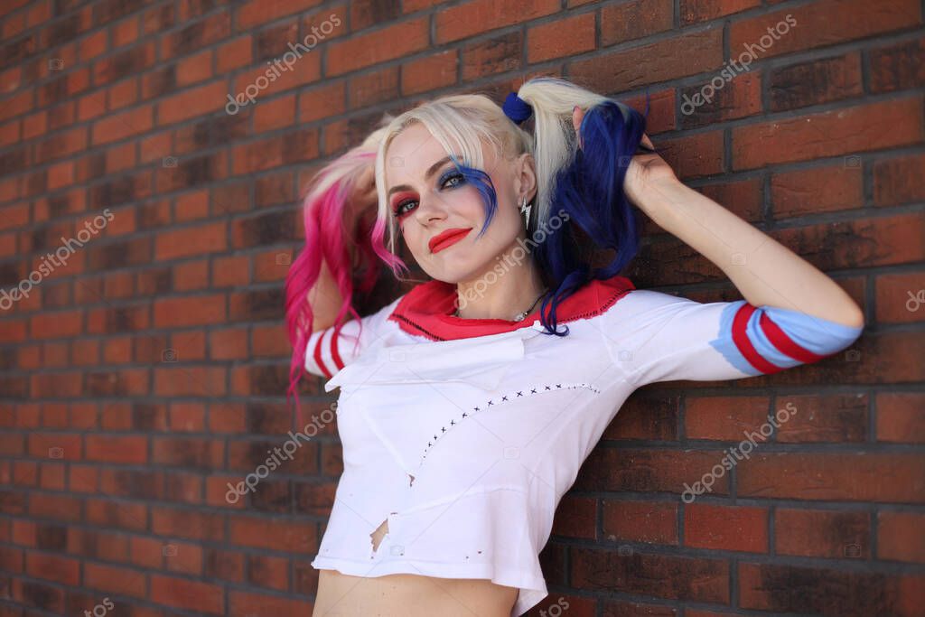 Cosplayer Ragazza Bionda Con Costume Harley Quinn — Foto Editoriale Stock ©  zhagunov #408746388