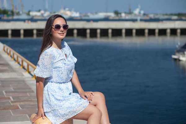 Jovem Mulher Vestido Esbelto Perto Dos Iates — Fotografia de Stock