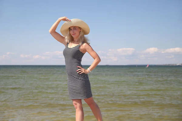 Счастливая Женщина Пляже Моря — стоковое фото