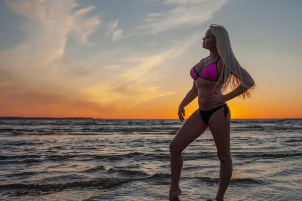 Bella Ragazza Bikini Sulla Spiaggia — Foto Stock