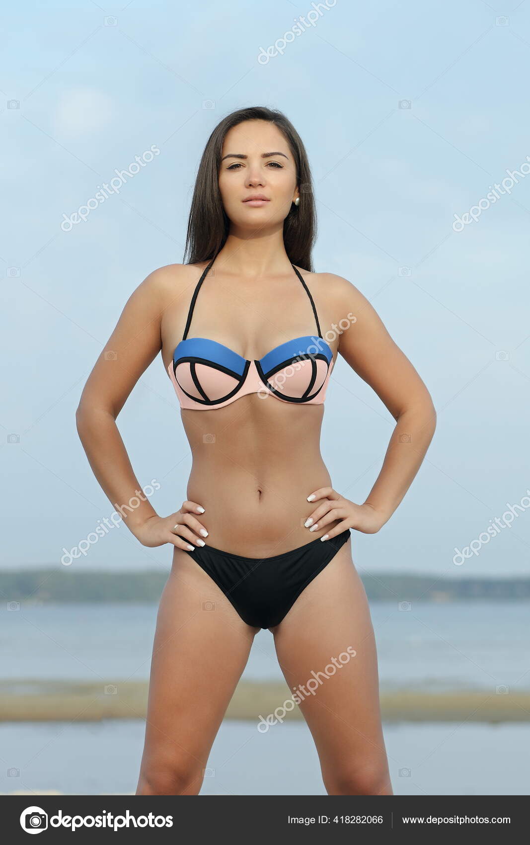 Belle Fille Bikini Sur Plage Photo de stock par zhagunov 418282066