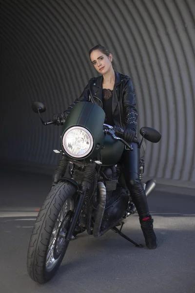 Jovem Menina Bonita Preto Com Uma Motocicleta — Fotografia de Stock