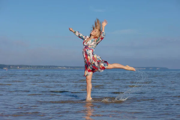 Menina Feliz Vestido Verão Pelo Mar — Fotografia de Stock