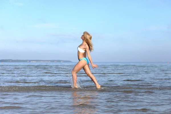 Menina Bonita Biquíni Praia — Fotografia de Stock