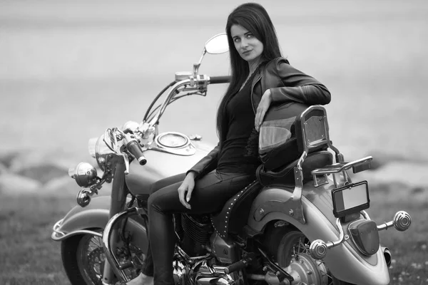 Νεαρή Όμορφη Κοπέλα Μαύρο Χρώμα Μοτοσικλέτα — Φωτογραφία Αρχείου