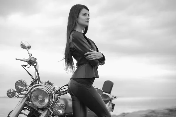 Jovem Menina Bonita Preto Com Uma Motocicleta — Fotografia de Stock