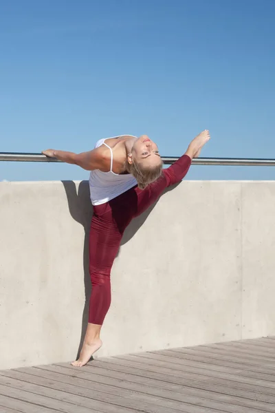 做瑜伽和运动的年轻女运动员 — 图库照片