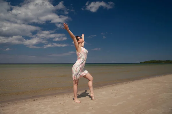 Menina Feliz Vestido Verão Pelo Mar — Fotografia de Stock