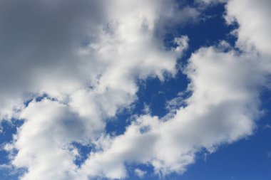 Bulutlu mavi gökyüzü