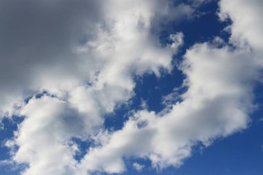 Bulutlu mavi gökyüzü