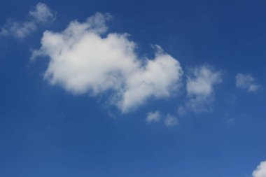 Bulutlu mavi gökyüzü