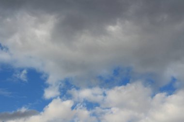 Bulutlu mavi gökyüzü