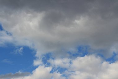 Bulutlu mavi gökyüzü