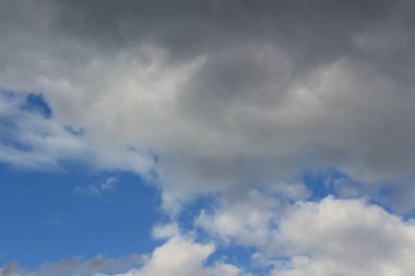 Bulutlu mavi gökyüzü