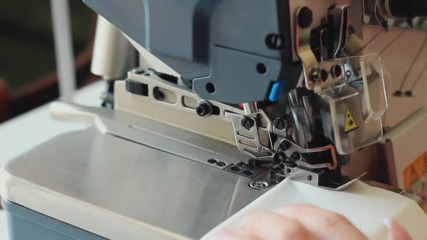 Una donna che cuce su una macchina da cucire industriale. Overlock — Video Stock