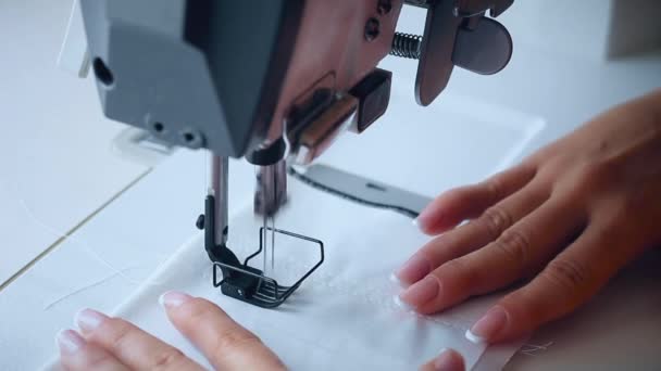 一个女人用工业双针缝制. — 图库视频影像
