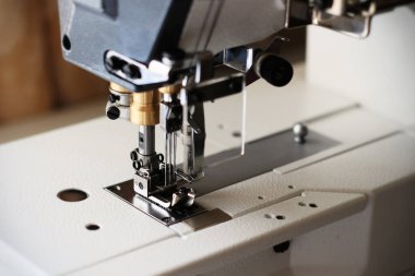 Endüstriyel düz dikiş makinesi. Yumuşak odak