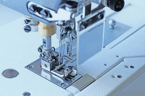 Промышленная швейная машина с плоским швом. Мягкий фокус — стоковое фото