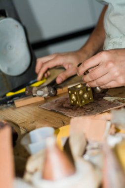 Mücevher imalatçısı kadın atölyesinde çalışıyor..