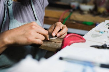 Mücevher imalatçısı atölyesindeki profesyonel mücevher atölyesinde çalışıyor..