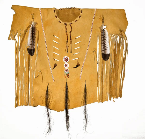 Camisa Nativa Americana Cuero Con Cuentas Plumas Garras Oso Flecos — Foto de Stock