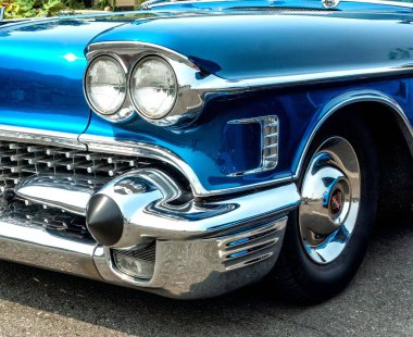 Farlar ve Bir Ön görünümü 1958 Cadillac.