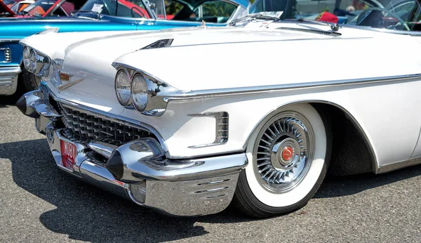 Vista frontal de um Cadillac 1958 branco — Fotografia de Stock