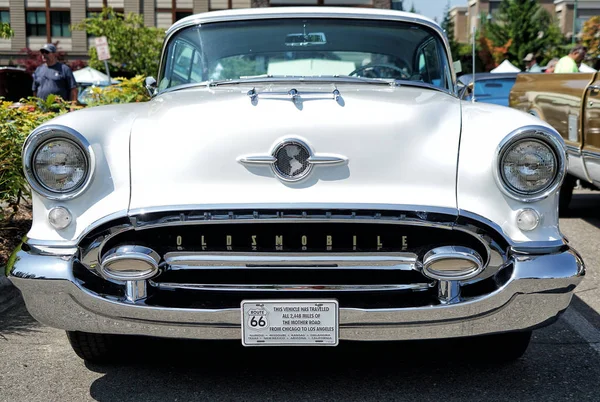 Vista frontal de un Oldsmobil 1955 —  Fotos de Stock