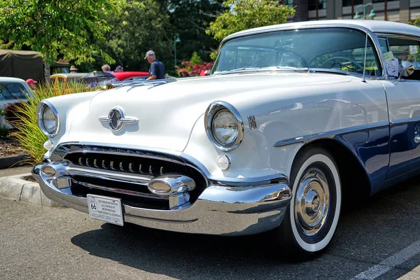 Front view of a 1955 Oldsmobile — Stock Photo, Image