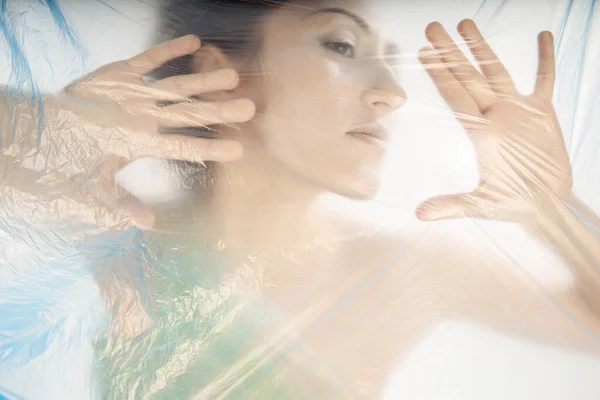 Güzel bir genç kız şeffaf bariyeri aşamaz.. 