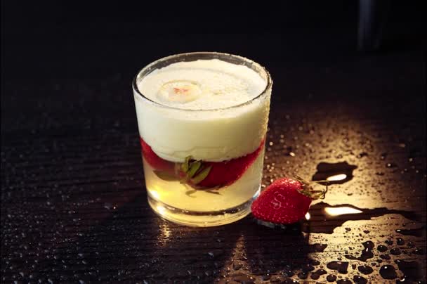 Cremoso cóctel de verano con fresas, recogido integritty sí mismo . — Vídeos de Stock