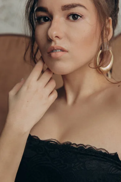 Minyatür burunlu güzel kahverengi gözlü bir kızın büyük bir portresi..