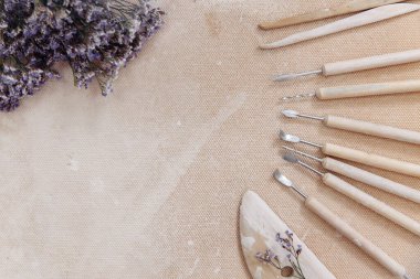 Çömlek dekorasyonu ve mavi kır çiçekleri için bir araç. Düz yatıyordu.