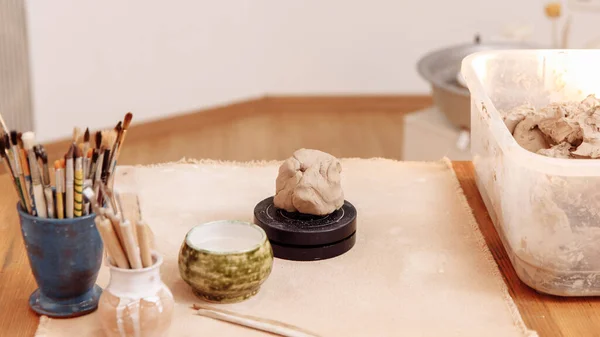 DIY elle modelleme ile bir fincan kil oluşturun. Adım 2. Elindeki çamuru ez..