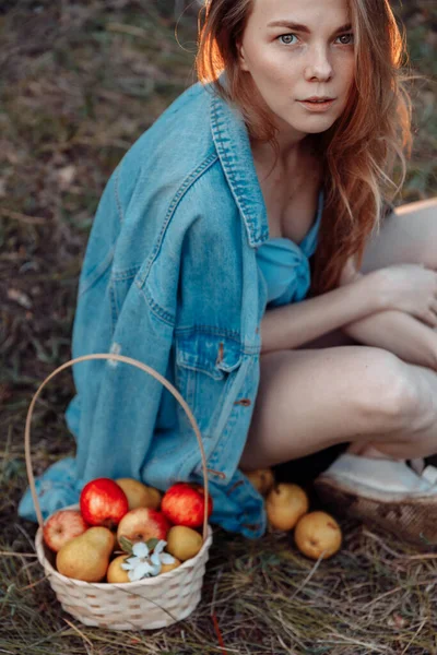 Kot ceketli genç bir kadın yerde oturuyor..