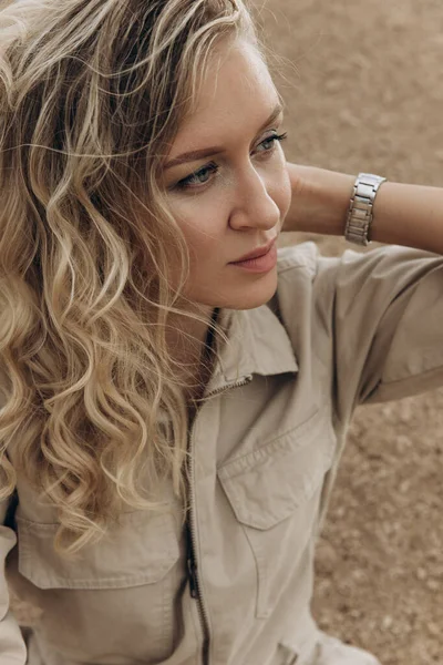 Çölde güzel sarışın bir kadının portresi..