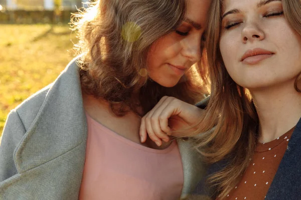 Gözleri kapalı duran iki kız kardeşin büyük portresi..